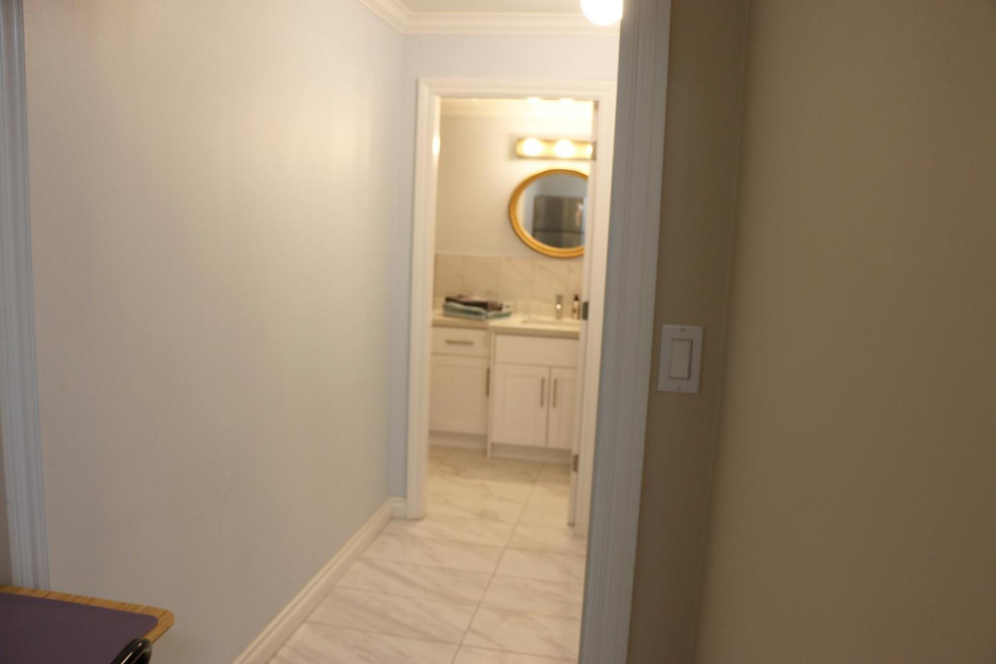 Private Suite With Private Entrance King Bed Richmond Exterior photo